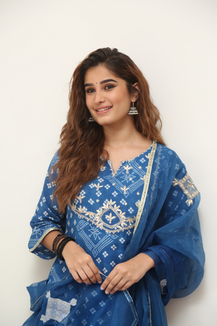 Rasha Thadani wearing silver jhumkas