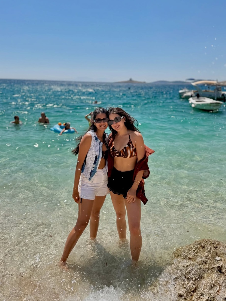 Sara Ali Khan beach photos
