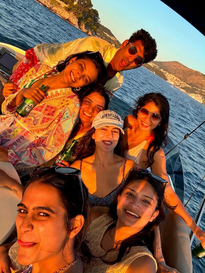 Sara Ali Khan beach photos