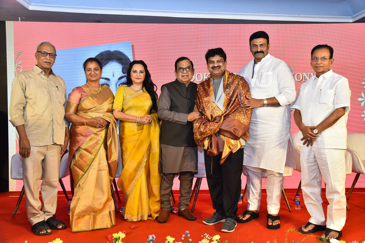 Dignitaries at Savitri event
