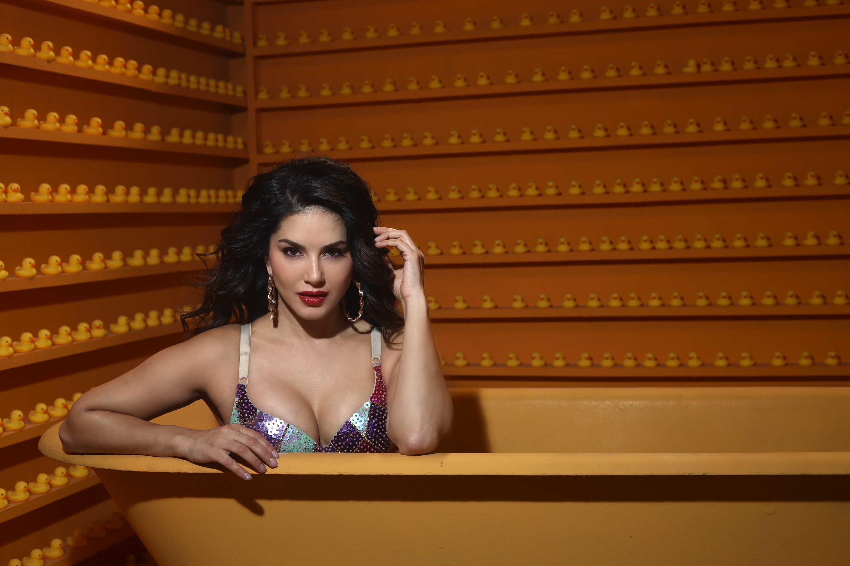 Sunny Leone Bathtub photos