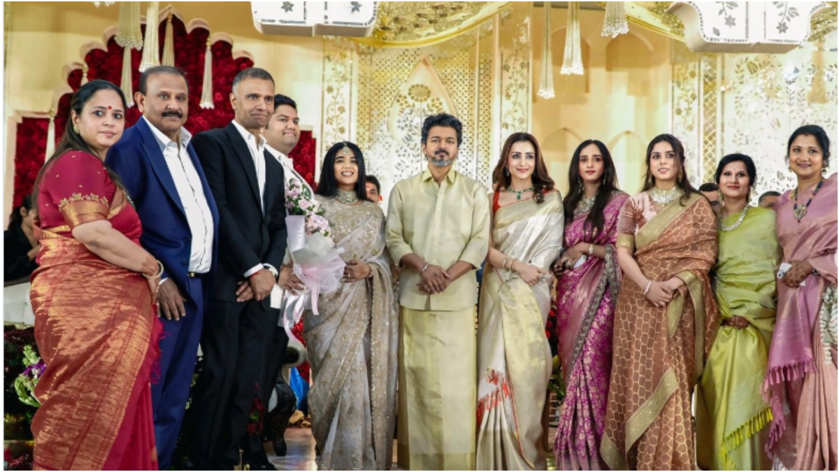 விஜய், திரிஷா ஒரே கலர் மட்டுமில்ல.. நெருக்கமான போஸ்.. ஏஜிஎஸ் திருமண ரிசப்ஷன் போட்டோஸ்!