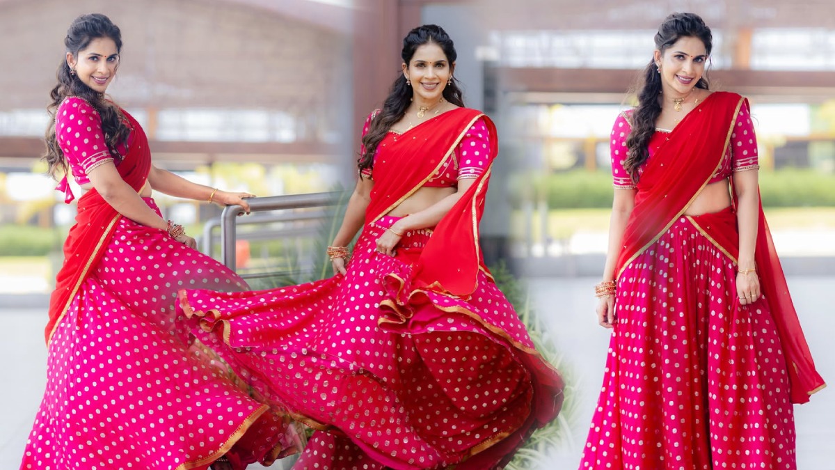 Samyuktha Shanmughanathan: புள்ளி போட்ட ரவிக்கைகாரி.. தாவணியில் கலக்கும் சம்யுக்‌ஷா ஷண்முகநாதன்