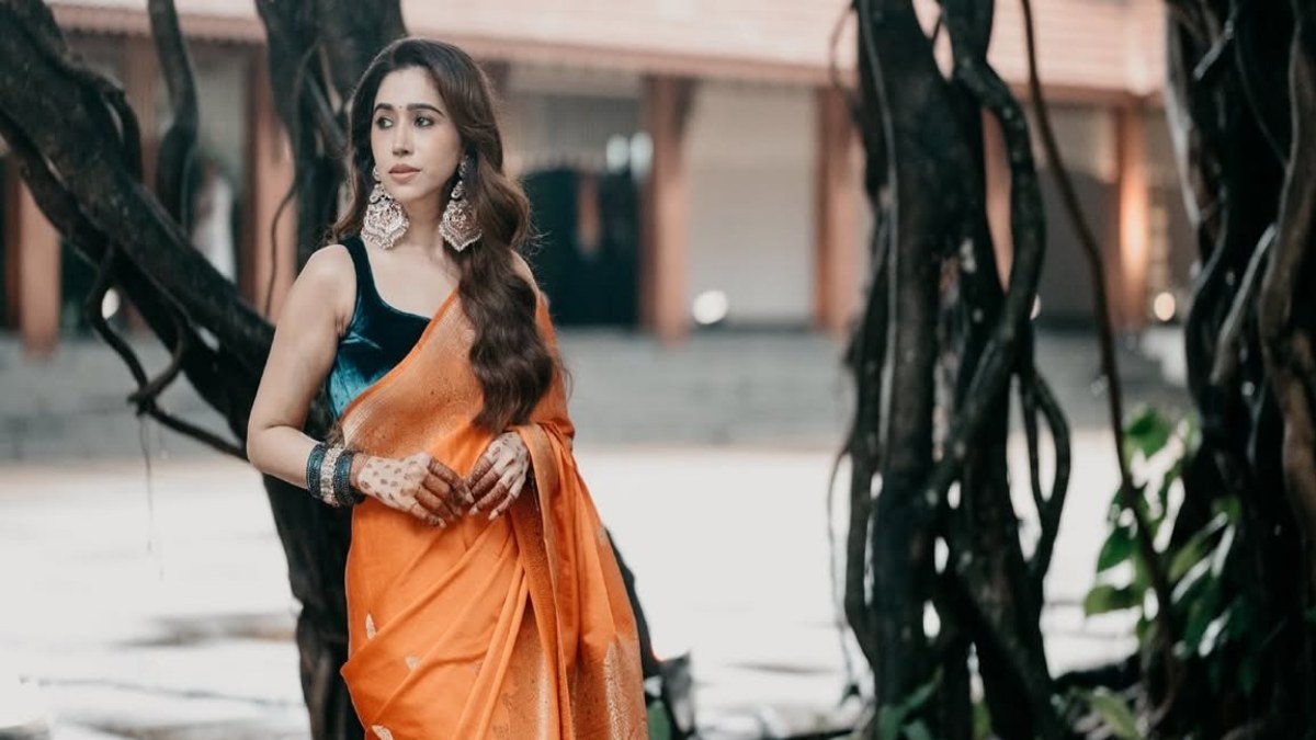 கோலிவுட் ஹீரோயின் எல்லாம் ஓரமா போகணும் போல.. ஆர்த்தி ரவி புடவையில் அப்படி இருக்காங்க பாருங்க