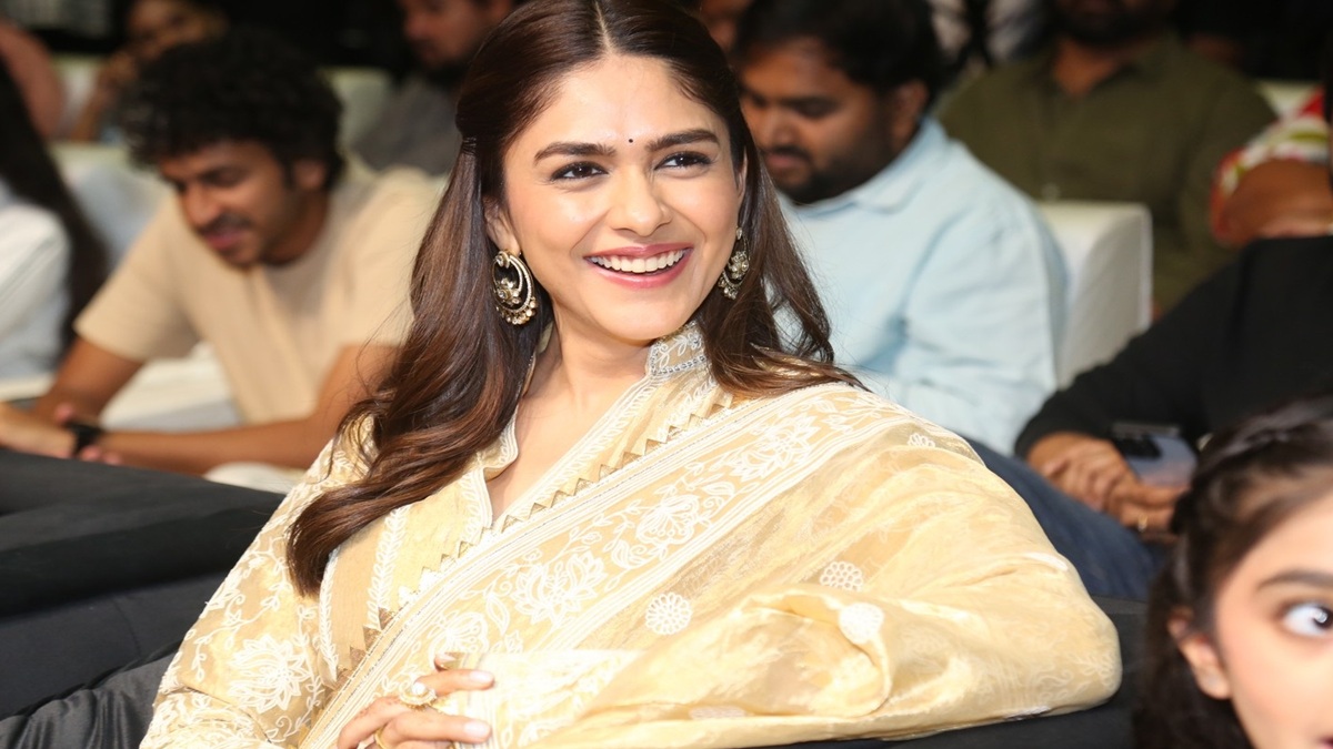 டகோயிட் மிருணாள் தாகூர்.. சுடிதார் அணிந்து வந்த சொர்க்கம் மாதிரி இருக்காங்க.. அசந்துபோன ரசிகர்கள்