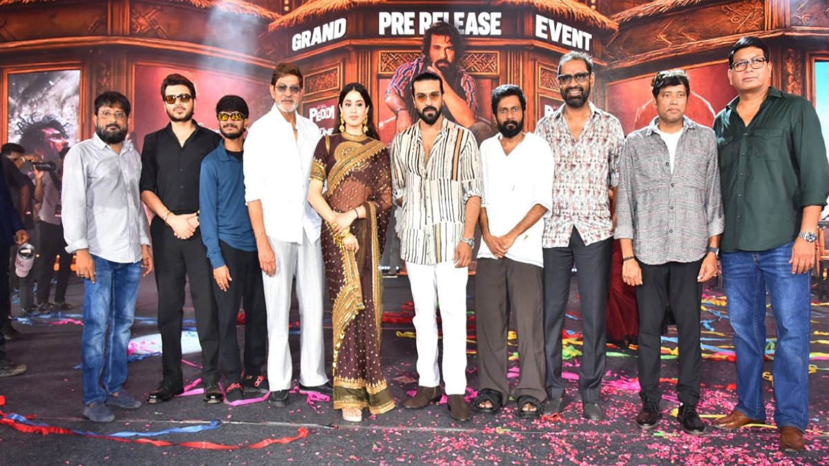 Peddi Pre Release Event: చరణ్ క్రేజ్, చీరకట్టులో జాన్వీ కనికట్టు... పెద్ది ప్రీ రిలీజ్ ఈవెంట్ ఫోటోలు చూశారా?