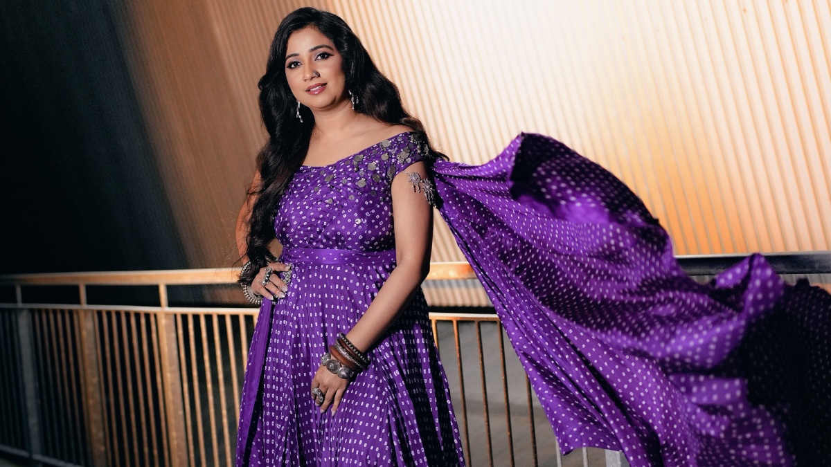 Shreya Ghoshal Redefines Ethnic Elegance With Her Dreamy Purple Ensemble
