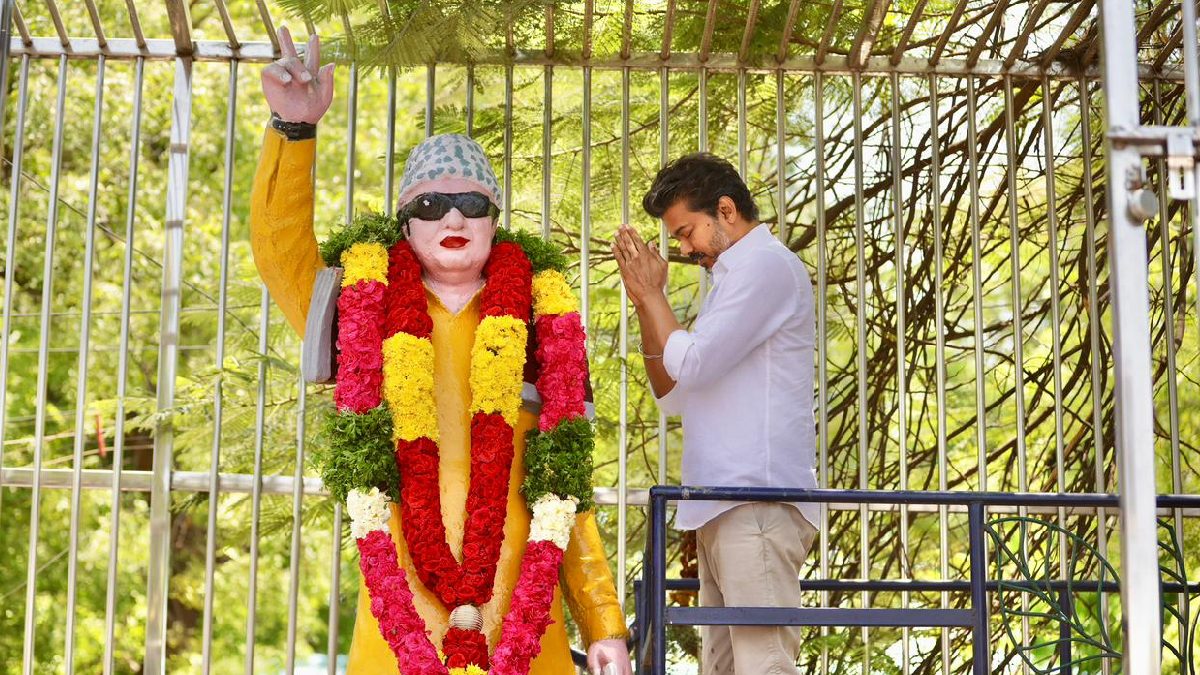 திருச்சியில் விஜய்.. தெருவெல்லாம் கூடி வரவேற்ற மக்கள்.. செம போட்டோஸ்!