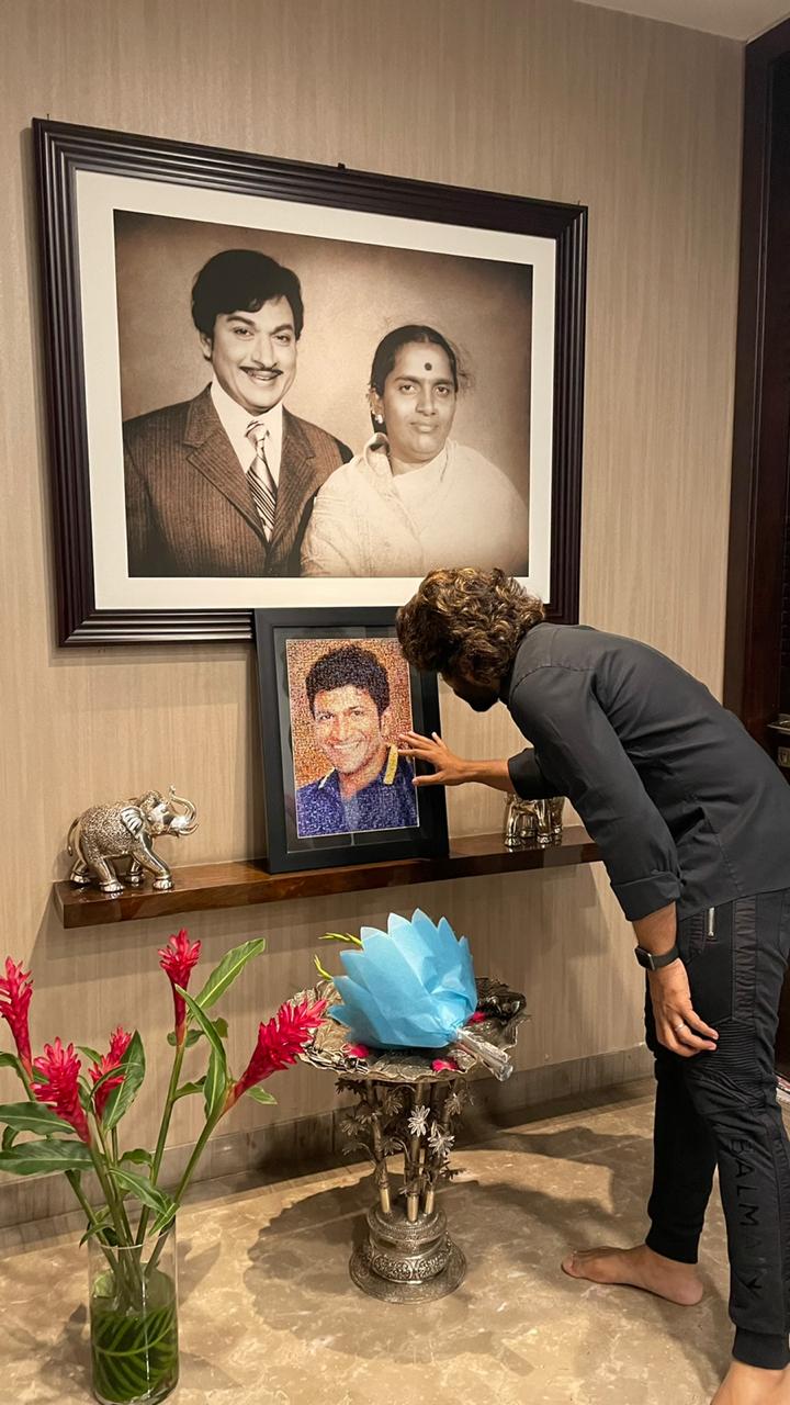 Allu Arjun Visiting Puneeth House