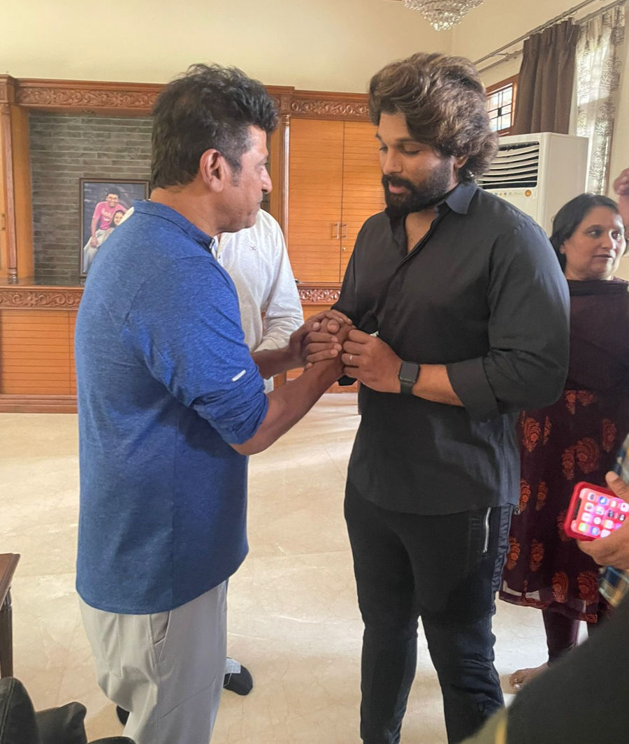 Allu Arjun Visiting Puneeth House