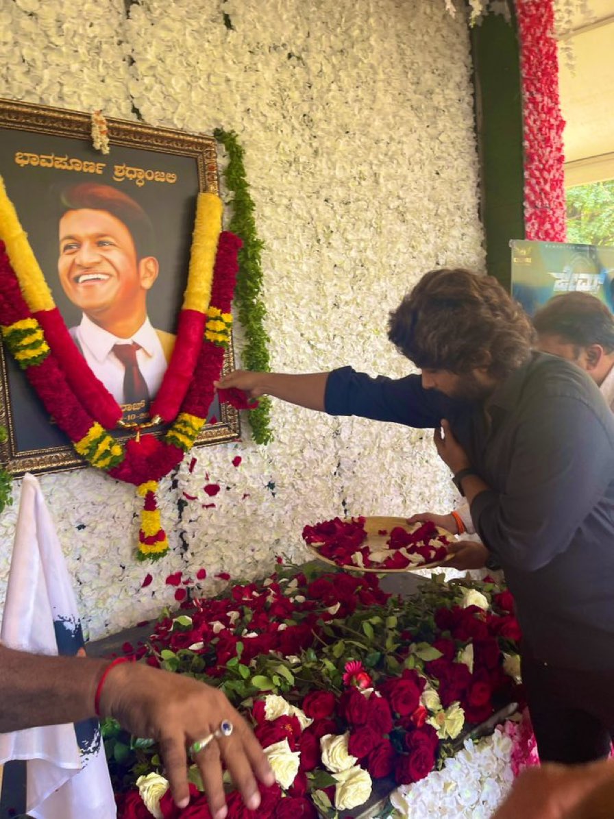 Allu Arjun Visiting Puneeth HOuse