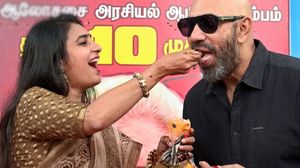 கஸ்தூரிக்கு அல்வா ஊட்டிவிட்ட சத்யராஜ்.. அமைதிப்படை ரீ ரிலீஸ் அலப்பறைகள்.. ரஞ்சிதா மிஸ்ஸிங்!