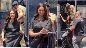 மிருணாள் தாக்கூர் கைது.. டக்காயிட் பட புரமோஷனுக்காக கையில் விலங்குடன் வந்த நடிகை!