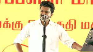 எம்ஜிஆர் எம்ஜிஆர் தான்.. 6 நாள் கூட அமைதியா இருக்க முடியல.. திருச்சியில் மாஸ் காட்டிய விஜய்!