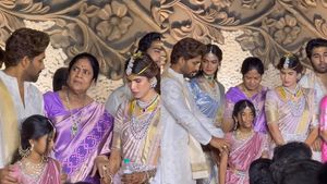 அல்லு அர்ஜுனை மேடையிலேயே முறைத்தாரா தம்பி பொண்டாட்டி.. பக்கத்தில் நின்னவரை கடைசியில தள்ளிட்டாங்களே?