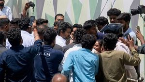 வண்டியை விட்டு திடீரென சாலையில் இறங்கிய விஜய்.. வைரலாகும் வீடியோ.. திருச்சியில் என்ன ஆச்சு?