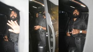 மும்பையில் சிவகார்த்திகேயன் கொண்டாடிய பார்ட்டி? காருக்குள் இருக்கும் பெண் யார்? தீயாக பரவும் வீடியோ