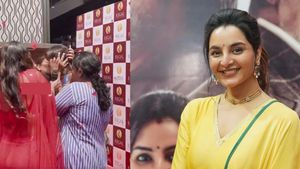 மஞ்சு வாரியருக்கு உதட்டிலேயே பசக் என முத்தம் கொடுத்த ரசிகை.. ஆத்தா இம்புட்டு பாசமா?