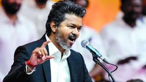 இன்னொரு தடவை அப்படி பேசினால் உன்னை தூக்கிடுவேன்.. கட்சிக்காரரை எச்சரித்த விஜய்.. செம வார்னிங்காம்