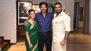 கணவருடன் முதலமைச்சர் விஜய்யை சந்தித்த சர்கார் வில்லி.. ரியல் சர்காரே அமைச்சிட்டாரே!