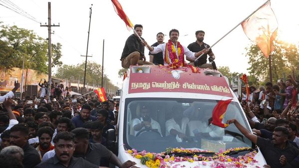 ஜனநாயகன் லீக் ஆனது குறித்து விஜய்யிடம் நீட்டப்பட்ட மைக்.. இப்போ கூட மீடியாவை அவாய்ட் பண்ணுவது ஏன்?