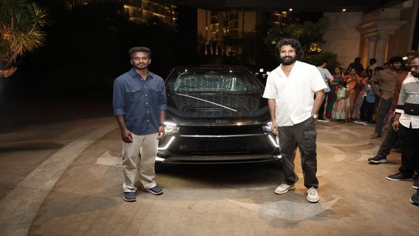 தாய் கிழவி மெகா ஹிட்.. இயக்குநருக்கு கார் பரிசளித்த சிவகார்த்திகேயன்.. எவ்வளவு விலை தெரியுமா?