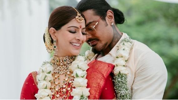 மாமியாரையும், மனைவியையும் கை தாங்கலாக அழைத்து வந்த நிக்கோலாய்.. வரலட்சுமி மீது செம காதல்