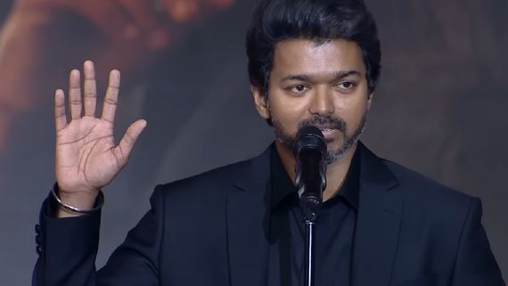 தல ஸ்டைலில் கோட் - சூட்டுடன் வந்த தளபதி.. கையில இருக்க காப்பு வேற லெவல்.. மனுஷன் பின்னுறாரே