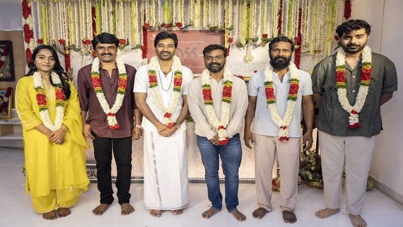 D55 பூஜை நேற்று.. இன்று தனுஷின் புதிய படம் பற்றி பேச்சு.. மனுஷன் ஃபுல் ஃபார்மில் இருக்காரு.. இயக்குநர் அவரா?