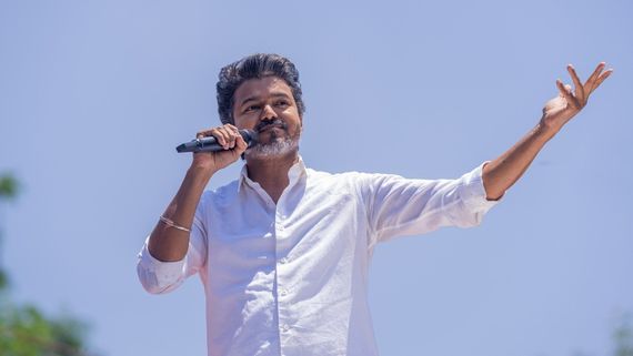 Vote For TVKனு கேட்ட விஜய் ரசிகர்கள்.. விஜய் ஸ்டைலில் முத்தம் கொடுத்த நடிகர்.. அடடே இது நல்லாருக்கே!