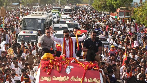 விஜய்யை பார்க்க மூன்று கிலோமீட்டர் சாக்கடையில் பயணம்.. என்ன இப்படி இறங்கிட்டாங்க?
