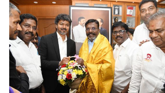 CM விஜய் வருகிறார்னு சோபா வாங்கினோமா? எக்ஸ் தளத்தில் விளாசி விட்ட விசிக