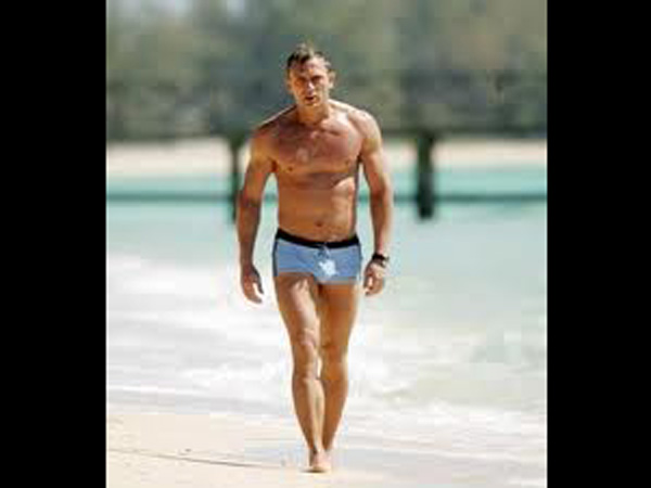 கேசினோ ராயல் நீச்சல் உடைகள்...