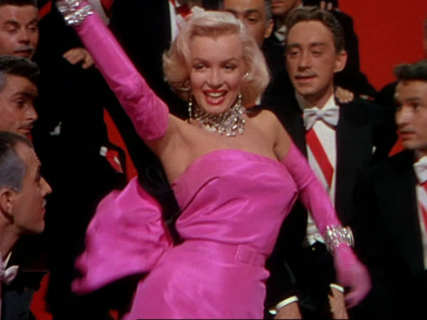 1.5 கோடிக்கு ஏலம் போன கவுன்