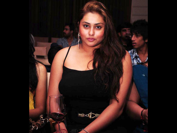 மச்சானுக்கு மதிப்பளித்த நமீதா..