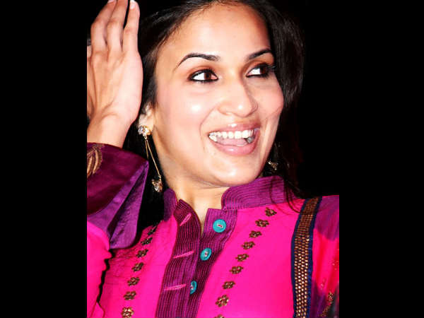 ஐஸ்வர்யா எதிர் சவுந்தர்யா