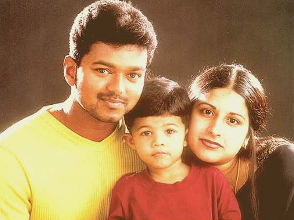 மகனுடன் விஜய், சங்கீதா