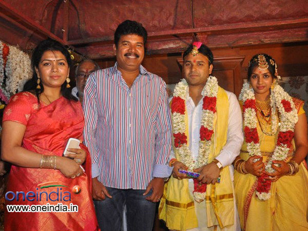 http://photos.filmibeat.com/tamil-events/director-jyothi-krishna-aishwarya-wedding/photos-c22-e41220-p271989.html http://photos.filmibeat.com/tamil-events/director-jyothi-krishna-aishwarya-wedding/photos-c22-e41220-p271989.html