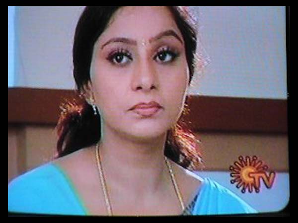 அத்திப்பூக்களில் அடிவாங்கும் அஞ்சலி அத்திப்பூக்களில் அடிவாங்கும் அஞ்சலி