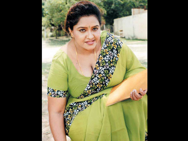 தீபிகாவின் சித்தியாக ஷர்மிளி