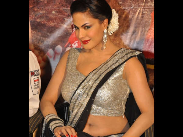 முதலில் வீணா மாலிக்