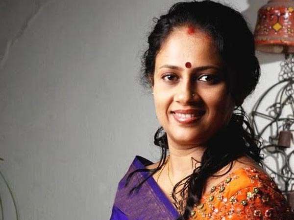 தலையில் கைவைத்த லட்சுமி ராமகிருஷ்ணன்