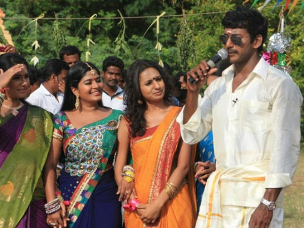 பானை உடைத்த தொகுப்பாளினிகள்