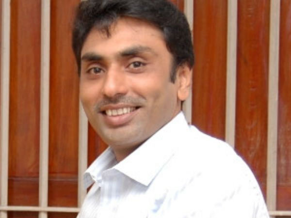 அணைப்பதற்கு தண்ணீர் குடும் ஏந்தும் கைகள்