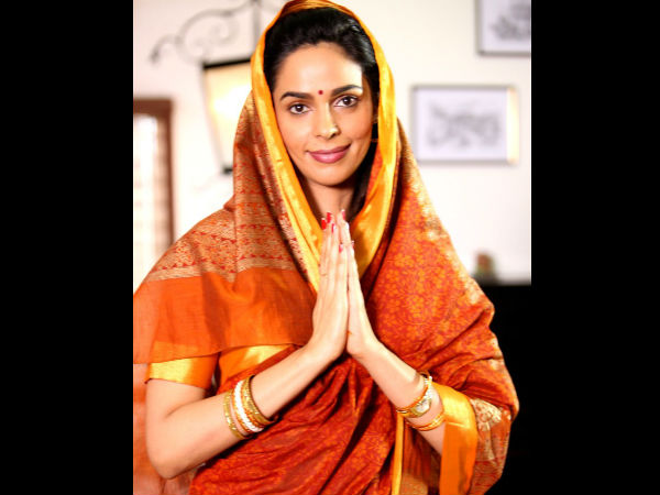 முழுக்க சேலையில்