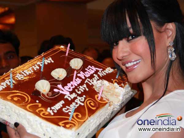 கேக்கில் படத்தின் பெயர் கேக்கில் படத்தின் பெயர்