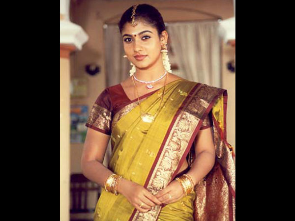 முதல் 2 படங்களில் சேலை, பாவாடை, தாவணி முதல் 2 படங்களில் சேலை, பாவாடை, தாவணி