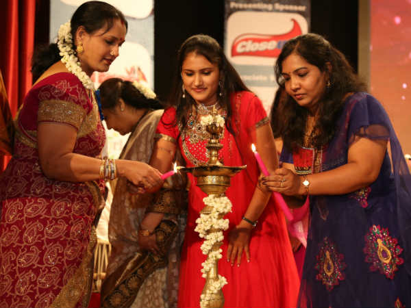 குத்துவிளக்கேற்றுதல்