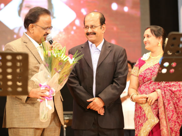 பூங்கொத்தை பெற்றுக்கொண்டு பேசும் எஸ்.பி.பி.