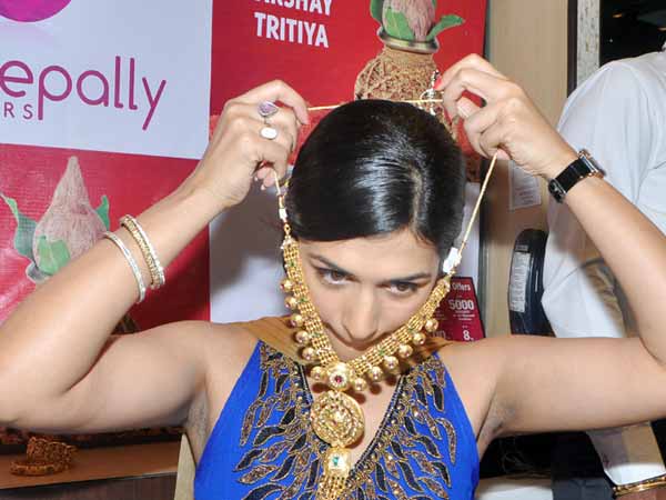 ஆடம்பரத்தில் திளைக்கிறோம்